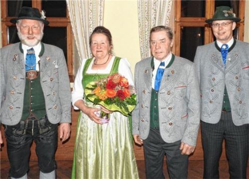 Vorsitzender Sepp Schober, das Goldhochzeitspaar Anni und Martin Mayer sowie Zweiter Vorsitzender Alex Schirmann. Foto re