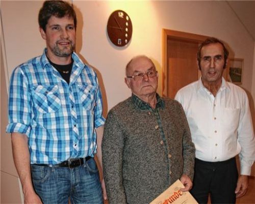 Vorstand Siegfried Raß (rechts) und Kommandant Andreas Lindl (links) zeichneten Ludwig Lang aus. Er gehört seit 65 Jahren der Feuerwehr an. Foto Gilg