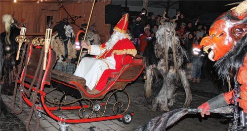 Vorweihnachtliche Stimmung und schaurige Perchten