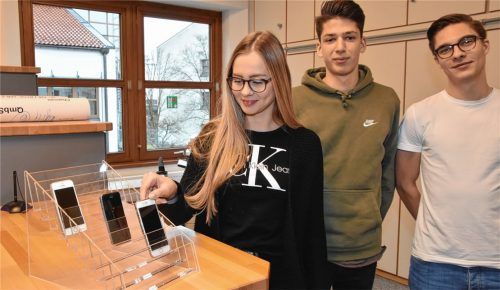 Während des Unterrichts „parken“ die Schüler der Staatlichen Berufsschule 2 ihre Handys in solchen Acrylglas-Boxen, die in jedem Klassenzimmer stehen. Foto Schlecker