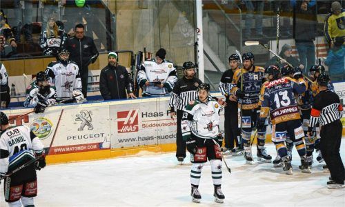 Während die Waldkraiburger nach dem 4:2-Sieg jubelten, waren die Starbulls-Spieler ratlos. Foto  Ruprecht
