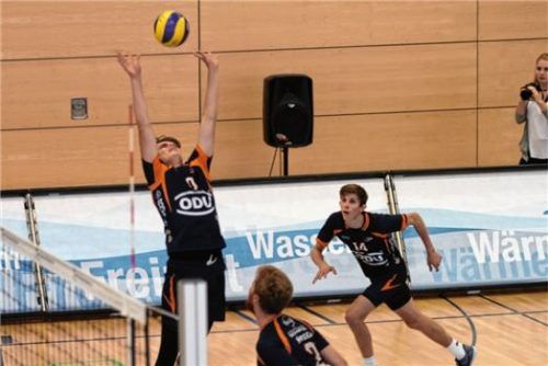 War gut in Form: Zuspieler Alex Brandstetter (Mitte) verteilte die Bälle geschickt auf seine Angreifer (rechts Fabian Bartsch).