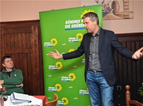 Was tun? Grünen-Bundestagsabgeordneter Dieter Janecek berichtete von den gescheiterten Sondierungsgesprächen in Berlin – Kreisvorstandssprecher Rainer Stöger (links) hört aufmerksam zu.Foto ha