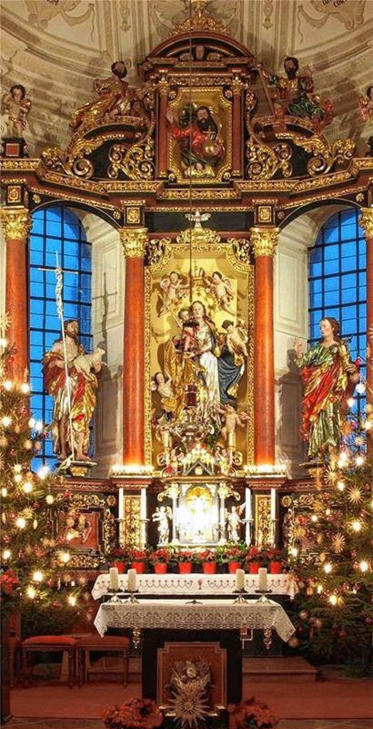 Weihnachten in der Rundkirche St. Johann Baptist Heilig Kreuz in Westerndorf am Wasen: 2018 feiert das barocke Juwel das 350-jährige Bestehen. Foto Aerzbäck