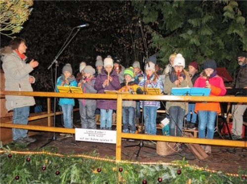 Weihnachtliche Weisen trugen die 15 Flötenkinder von Angelika Renges-Hößl zur Eröffnung des Weihnachtsgartens vor.