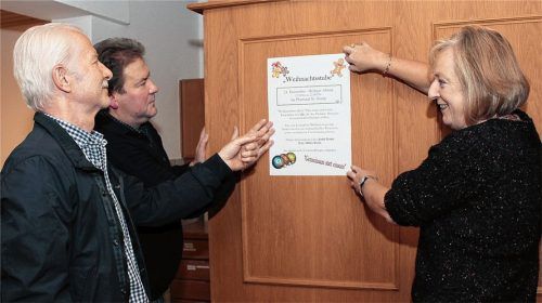 Werbung für die Weihnachtsstube: Bad Aiblings Sozialreferent Dieter Bräunlich, Stadtrat Rudi Gebhart und die Initiatorin der Veranstaltung, Astrid Kotter (von links), hängen das erste Plakat auf.Fotos REisner (2), RE