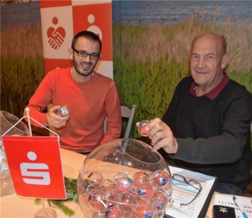Werner Wirkner (links) als Vertreter von der Sparkasse Rosenheim-Bad Aibling und Turnierleiter Peter Holzapfel bei der Auslosung. Foto  Ruprecht