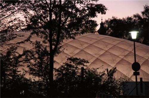 Wie ein leuchtendes Ufo liegt die Tennishalle vor St. Nikolaus.Foto  je