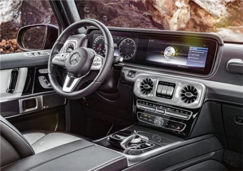 Wie in der neuen E- und S-Klasse kommen als Kombiinstrument auf Wunsch ein großes Display mit virtuellen Instrumenten im direkten Blickfeld des Fahrers sowie ein Zentraldisplay über der Mittelkonsole zum Einsatz. Foto daimler