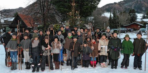 „Wilde“ Klöpflkinder überbringen in Aschau ihre Glück- und Segenswünsche