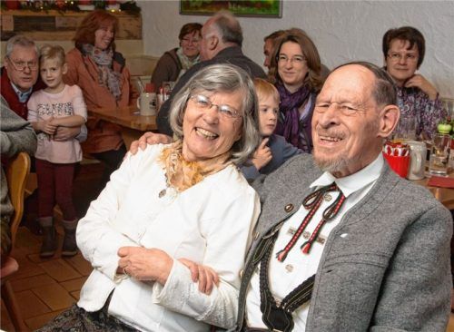 Wolfgang und Wiltrud Schuster hatten alle Urschallinger zum „25. Nierengeburtstag“ zum „Mesnerwirt“ eingeladen.Foto Berger