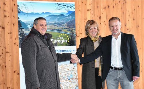 Wollen das Projekt mit großer Tatkraft vorantreiben: Die Projektpartner Gerd Erharter vom Tourismusverband Kaiserwinkel, Schlechings Zweite Bürgermeisterin Elfie Bachmann und der Kössener Bürgermeister Reinhold Flörl.Foto eder