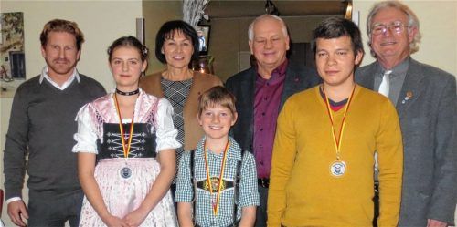 Wurden für ihre Leistung von der Gemeinde belohnt, von links: Jugendreferent Josef Grundner, Marika Templ, Zweite Bürgermeisterin Gabi Herian, Florian Gantenhammer, Sportreferent Günter Hargasser, Ludwig Fuchs und vom BLSV Erwin Zeug.Foto stn