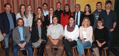 Zahlreiche Berufsabsolventen und Studenten ehrten Bürgermeister Ottmar Wimmer (hinten, Vierter von rechts) und Jugendreferent Josef Grundner (links) bei der Bürgerversammlung.
