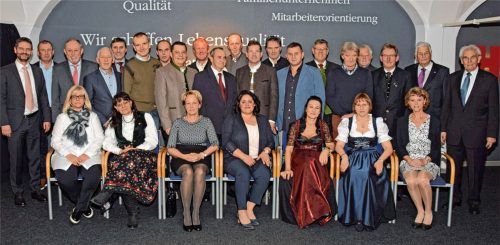Zahlreiche Jubilare wurden vom Unternehmen Hamberger gefeiert. Über die Ehrung freuten sich (erste Reihe sitzend von links): Kerstin Stadler, Angela Ihrenberger, Jutta Eder, Arzu Sabanoglu, Renate Hanzel, Irene Krause, Karin Hein; (Zweite Reihe stehend von links): Dr. Peter M. Hamberger, Wolfgang Stanek, Richard Baumann, Robert Curnovic, Franz Mayer, Peter Laschke, Matthias Förg, Ilija Spirov, Herbert Strim, Franz Reinhard, Laslo Borsos, Franz Greska, Georg Huber, Zeljko Tutic, Helmut Richter, August Schäfer, Günther Herde, Lorenz Feichtner, Peter Hamberger und Rudolf Hamberger. Auf dem Foto fehlen Thomas Mannherz, Josef Watzka, Hanim Erdogan sowie Johann Schmöller.