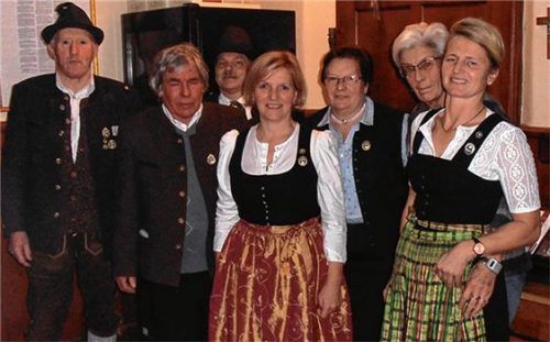 Zahlreiche Mitglieder der Schützengesellschaft Sonnhart wurden geehrt: Margit Dettendorfer, Christa Kaplan, Luitgard Oberauer, Ingrid Adolff und Franz Schweiberer. Die Ehrungen nahmen Sepp Oberauer (links) und Johann Schweiberer vor.Foto Steffenhagen