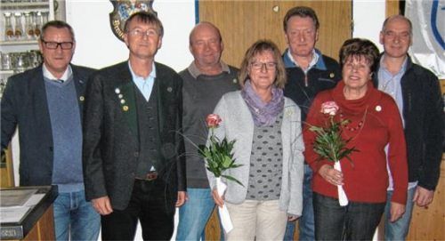 Zahlreiche Mitglieder erhielten die Ehrennadel in Gold für ihre 40-jährige Mitgliedschaft. elk