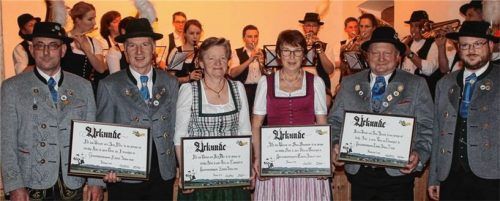 Zu Ehrenmitgliedern ernannten Vorsitzender Florian Bonnetsmüller (rechts) und Zweiter Vorstand Otto Gambos (links) Sepp Mair, Hilde Mair, Anna Bonnetsmüller sowie Sepp Sewald (von links).