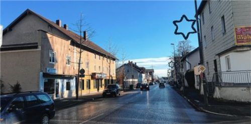 Zu eng, wenn auf beiden Seiten geparkt wird: Das bemängelt eine Kolbermoorerin für die Rosenheimer Straße.