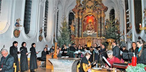 Zu Herzen gehende Musik und besinnliche Texte verbanden sich zu einer stimmungsvollen Veranstaltung in der voll besetzten Kirche von Heilig Blut. Foto Knarr