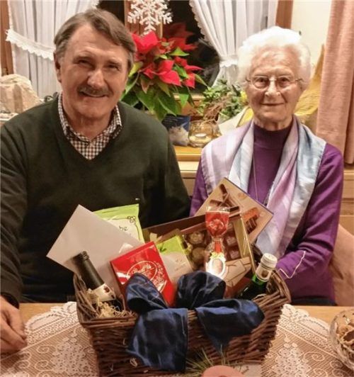 Zum 90. Geburtstag gratulierte Bürgermeister Herbert Heiml der Jubilarin Elisabeth Mayerhofer.Foto fim