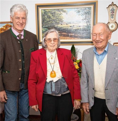 Zum eisernen Ehejubiläum gratulierte Bad Feilnbachs Bürgermeister Hans Hofer Elly und Horst Messer.Foto Kriechbaumer