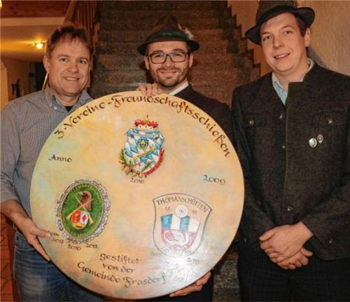 Zum vierten Mal gewannen die Thomasschützen die Ehrenscheibe der Gemeinde. Andreas Freund (links) und Sepp Staudacher (rechts) übergaben die Scheibe an Rupert Marinus Wörndl.Foto reh