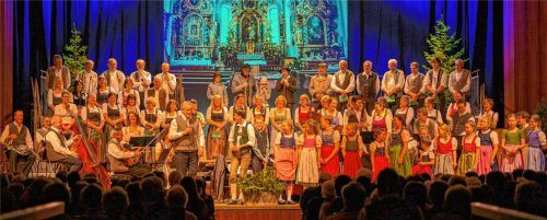 Zum zwölften Mal präsentiert Hans Berger mit seinen Chören und Musikern das Rosenheimer Adventssingen. Foto  fkn