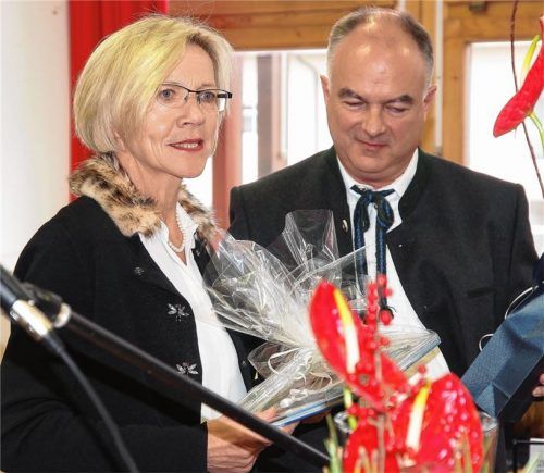 Zur Amtseinführung als neuer Schulleiter des Staatlichen Beruflichen Schulzentrums Traunstein überreichte Anneliese Willfahrt, Abteilungsdirektorin von der Regierung von Oberbayern, Studiendirektor Helmut Götzinger ein Geschenk. Foto  Buthke