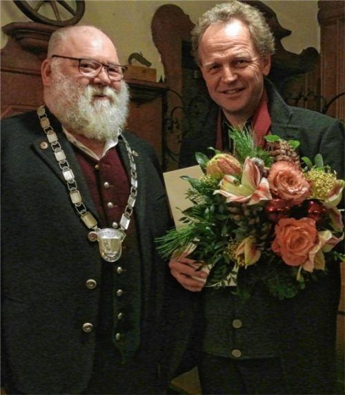 Zur Ehrung mit der Kommunalen Dankurkunde gratulierte Bürgermeister Hans Schaberl dem langjährigen Gemeinderatsmitglied Christof Langer (rechts). Foto Merk