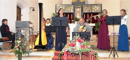 Zur Einstimmung in den Advent spielte das Marquart-Ensemble ein Adventskonzert in der Pfarrkirche. Im Bild: (von links) Sprecherin Claudia Kraus, Alexandra Scheufler an der Harfe, Mezzosopran Christine Hell, Gitarrist Herbert Walter, Flötistin Corinna Halder und Violinistin Maria-Luisa Halder.Foto giesen