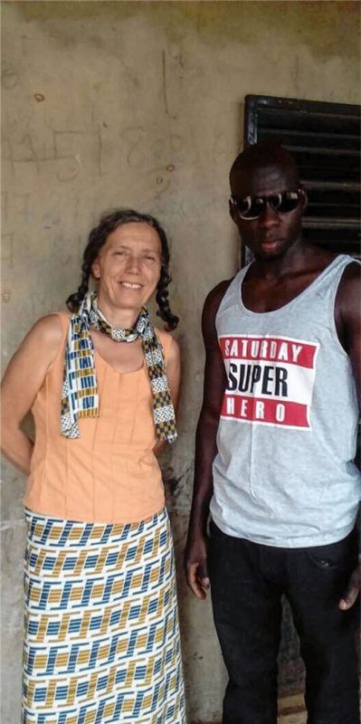 Zwei Wochen verbrachte die Prienerin Uta Mewes bei Babakar in Musa. Das Foto entstand vor dem Haus seiner Familie, in dem sie in dieser Zeit auch lebte. Foto privat