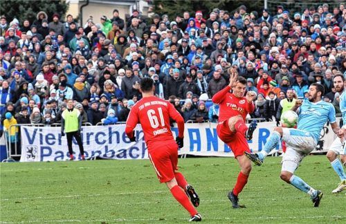 Zweikampf zwischen Rosenheims Kapitän Georg Lenz und Münchens Torjäger Sascha Möders (rechts) vor der voll besetzten OVB-Fan-Tribüne beim Spiel 1860 Rosenheim gegen 1860 München. Auch in der Innstadt sorgten die Löwen für ein volles Jahnstadion. Foto Ziegler