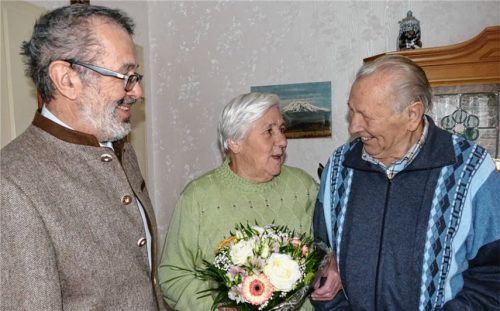 Zweiter Bürgermeister Richard Fischer gratulierte Edith und Josef Schiffner zur diamantenen Hochzeit.Foto bac