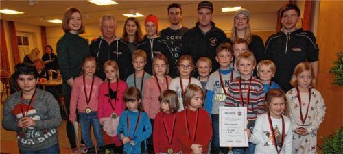 120 junge Brettlfans beim Skikurs