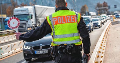 1400 Euro waren in Socken versteckt: Schleuserlohn?