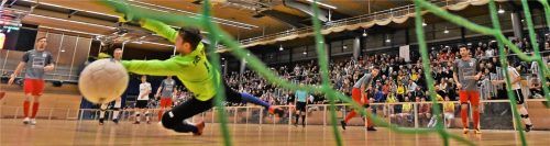 499 Tore sahen die Zuschauer beim Sparkassenpokal an den fünf Spieltagen – hier ein Treffer von 1860 Rosenheim gegen den TuS Prien.Foto Ziegler