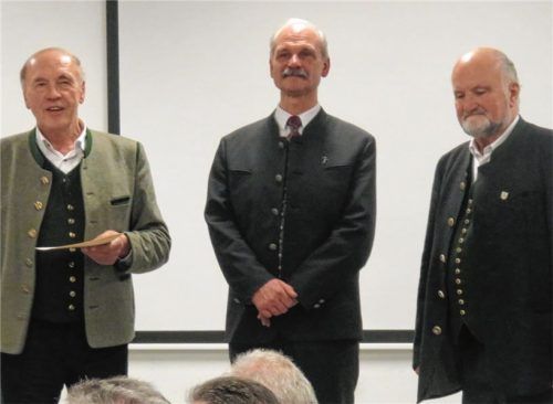 70 Jahre verdienstvolles Wirken für die Kirchenmusik: Johannes Brucker (rechts) wurde dafür im Pfarrheim St. Martin Flintsbach von Dekanatsmusikpfleger Sebastian Unterseher (links) und Dekan Helmut R. Kraus gewürdigt.Foto re