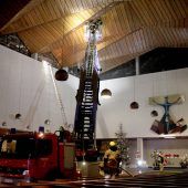 Mit dem Feuerwehrauto in die Kirche