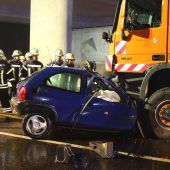 Kleinwagen rast unter Winterdienst-Lkw