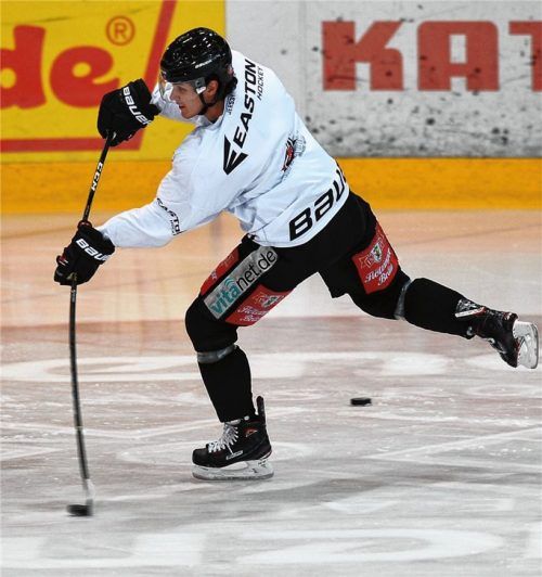 Absolvierte gestern sein erstes Training in Rosenheim: Der 22-jährige kanadische Neuzugang Chase Witala, der nicht nur einen guten Schuss hat. Foto Ziegler