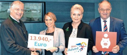 Alfons Maierthaler, Vorstandsvorsitzender der Sparkasse Rosenheim-Bad Aibling (links), überreichte die Spende symbolisch an Oberbürgermeisterin Gabriele Bauer (zweite von rechts), an Landrat Wolfgang Berthaler und an Alexa Hubert, geschäftsführendes Vorstandsmitglied der beiden Sparkassenstiftungen Zukunft.Foto re