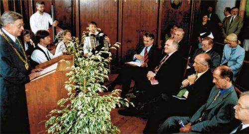 Als Bürgermeister begrüßte Reimeier bei der Eröffnung der Ausstellung zur Geschichte der Gewerkschaften in Bayern am 11. September 1998 die Ehrengäste, (in der ersten Reihe von links) den damaligen Finanzminister Kurt Faltlhauser, DGB-Landesvorsitzenden Fritz Schösser, Landrat Dr. Max Gimple, OB Dr. Michael Stöcker aus Rosenheim und Prof. Dr. Claus Grimm, der Direktor des Hauses der Bayerischen Geschichte. In der zweiten Reihe kann man die Landtagsabgeordneten Adolf Dinglreiter und Sepp Ranner sowie die damalige Stadträtin und heutige Rosenheimer OB Gabriele Bauer erkennen.