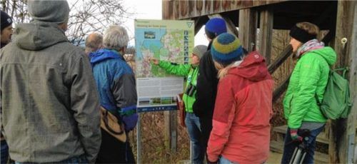 Am Naturbeobachtungsturm Hagenau erläutert Gebietsbetreuer Dirk Alfermann den Schutzstatus des Chiemseegebietes. Foto Alexandra Nawroth, AUV Chiemsee