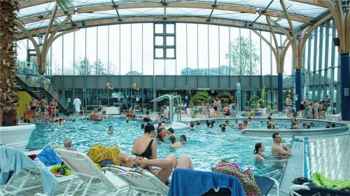 Am Rande des Erlebnisbeckens im Prienavera war eine 55-Jährige auf rutschigen Fliesen gestürzt und hatte sich einen Berstungsbruch der Wirbelsäule zugezogen. Foto Archiv Berger