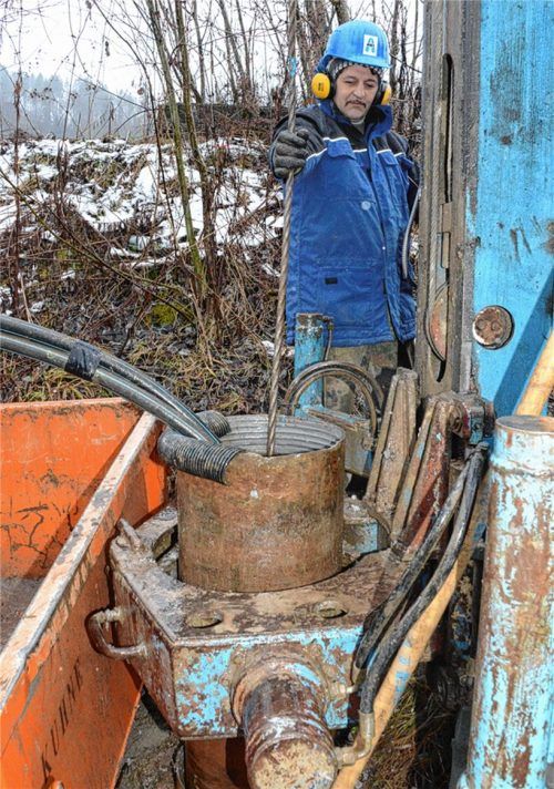 An der Bohrstelle in Kiefersfelden ist gestern der Startschuss gefallen. Zwei bis drei Wochen wird in direkter Nachbarschaft zum Gleis der Untergrund geologisch genau unter die Lupe genommen.Foto amf