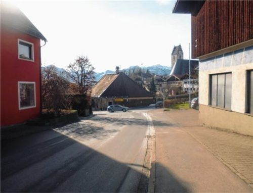 An diesem Gehsteig in Neubeuern passierte es am Mittwoch: Ein bislang unbekannter Bub mit dunkelblonden, lockigen Haaren geriet in einen silbernen Suzuki.Foto eri