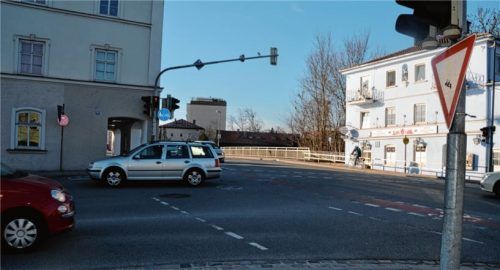 An dieser Rosenheimer Kreuzung in der Innstraße, Ecke Chiemseestraße, ereignete sich der Unfall. Viele hilfsbereite Menschen waren sofort zur Stelle. Foto Hoffmann