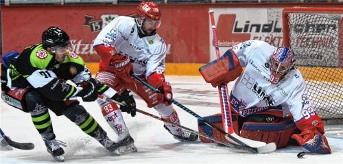 Angreifer Fabian Zick, der das fünfte Tor für die Starbulls markierte, kommt in dieser Szene einen Tick zu spät.Foto Ziegler