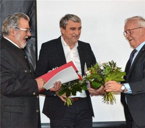 Auch Georg Höfer und Dr. Johannes Kaczynsky  (von links) erhielten das Ehrenzeichen am Bande des Freistaates aus den Händen des Zweiten Bürgermeisters.